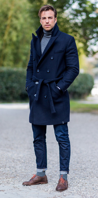 Как носить темно-синее длинное пальто с синими джинсами в стиле смарт-кэжуал: Дуэт темно-синего длинного пальто и синих джинсов позволит выглядеть стильно, а также выразить твою индивидуальность. И почему бы не добавить в этот образ на каждый день немного консерватизма с помощью коричневых кожаных туфель дерби?