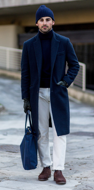 С чем носить темно-синюю шапку мужчине в прохладную погоду в стиле смарт-кэжуал: Лук из темно-синего длинного пальто и темно-синей шапки - самый простой из возможных ансамблей для активного уикенда. Такой образ получает новое прочтение в сочетании с темно-коричневыми замшевыми оксфордами.
