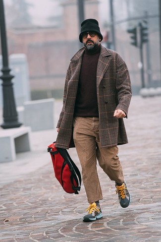 С чем носить коричневое пальто за 40 лет мужчине в прохладную погоду в стиле кэжуал: Коричневое пальто и светло-коричневые джинсы — неотъемлемые вещи в гардеробе мужчин с превосходным чувством стиля. Не прочь сделать ансамбль немного строже? Тогда в качестве обуви к этому образу, стоит выбрать разноцветные кроссовки.