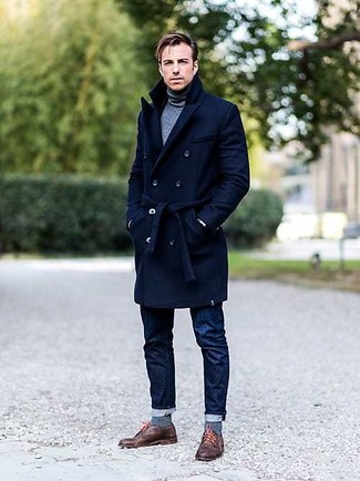 Какие длинные пальто носить с темно-коричневыми туфлями дерби в 30 лет в прохладную погоду в стиле смарт-кэжуал: Если ты приписываешь себя к той немногочисленной категории джентльменов, разбирающихся в моде, тебе придется по вкусу лук из длинного пальто и темно-синих джинсов. Уравновесить образ и добавить в него чуточку классики помогут темно-коричневые туфли дерби.