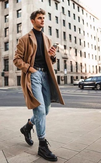 Как носить джинсы с повседневными ботинками в 20 лет мужчине в холод в стиле смарт-кэжуал: Если ты из той когорты мужчин, которые разбираются в моде, тебе подойдет лук из светло-коричневого длинного пальто и джинсов. Пара повседневных ботинок чудесно гармонирует с остальными элементами лука.