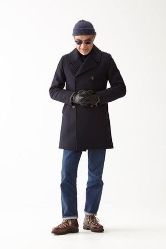 Как носить длинное пальто с джинсами за 50 лет: Сочетание длинного пальто и джинсов отлично подходит для офиса. Коричневые кожаные повседневные ботинки — великолепный выбор, чтобы закончить образ.