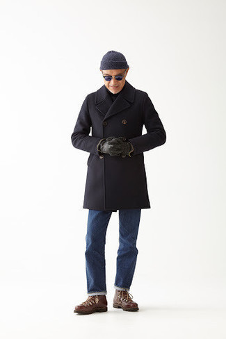 С чем носить темно-коричневые кожаные рабочие ботинки мужчине в прохладную погоду: Черное длинное пальто и синие джинсы стильно впишутся в любой мужской образ — простой будничный образ или же строгий вечерний. Ты можешь легко приспособить такой ансамбль к повседневным условиям городской жизни, закончив его темно-коричневыми кожаными рабочими ботинками.