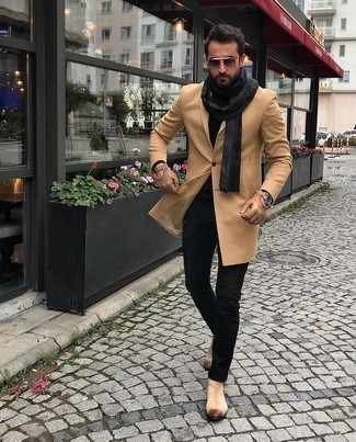 Как носить светло-коричневые замшевые ботинки челси с черными джинсами в 30 лет мужчине в холод в стиле кэжуал: Светло-коричневое длинное пальто в сочетании с черными джинсами — превосходный вариант для воплощения мужского лука в стиле элегантной повседневности. Теперь почему бы не привнести в повседневный лук толику изысканности с помощью светло-коричневых замшевых ботинок челси?