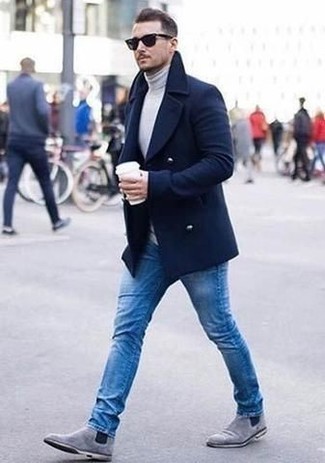 Как носить белую водолазку с синими джинсами мужчине: Создав лук из белой водолазки и синих джинсов, можно с уверенностью идти на свидание с девушкой или встречу с друзьями в расслабленной обстановке. Хотел бы добавить в этот образ немного классики? Тогда в качестве обуви к этому ансамблю, стоит выбрать серые замшевые ботинки челси.