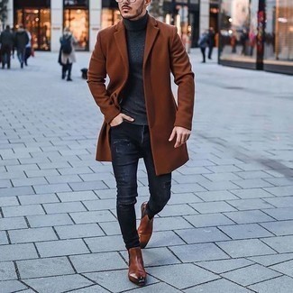 Какие джинсы носить с коричневым пальто в 30 лет мужчине осень в стиле кэжуал: Образ из коричневого пальто и джинсов поможет выглядеть модно, а также выразить твою индивидуальность. Хотел бы добавить сюда нотку классики? Тогда в качестве обуви к этому луку, выбери табачные кожаные ботинки челси. Имея такой образ в своем арсенале, ты всегда будешь выглядеть отменно, несмотря на портящуюся погоду.