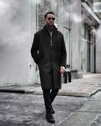 С чем носить черное длинное пальто в 30 лет в стиле смарт-кэжуал: Черное длинное пальто и черные джинсы — отличный выбор для офисного образа на каждый день. Черные замшевые повседневные ботинки становятся отличным завершением твоего ансамбля.