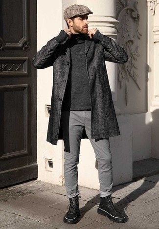 Как носить темно-серое длинное пальто с черными кожаными повседневными ботинками зима в стиле смарт-кэжуал: Сочетание темно-серого длинного пальто и серых джинсов позволит выглядеть аккуратно, но при этом подчеркнуть твой индивидуальный стиль. Черные кожаные повседневные ботинки — хороший вариант, чтобы завершить ансамбль. Если ты часто мерзнешь в студеную зимнюю пору, этот лук гарантирует тебе комфорт и уют.
