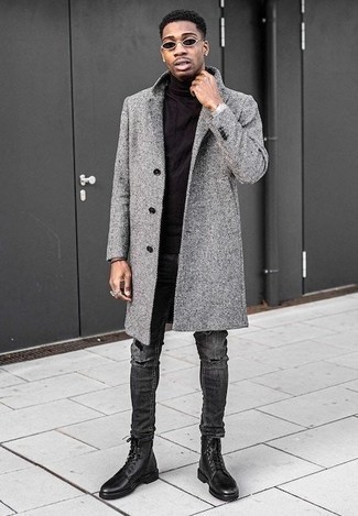 С чем носить темно-серое длинное пальто в 20 лет в стиле кэжуал: Сочетание темно-серого длинного пальто и темно-серых рваных джинсов позволит создать нескучный мужской образ в непринужденном стиле. Хочешь привнести сюда нотку классики? Тогда в качестве обуви к этому ансамблю, выбери черные кожаные повседневные ботинки.