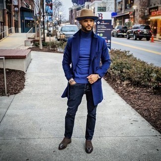 Какие джинсы носить с синим длинным пальто в 30 лет в холод в стиле смарт-кэжуал: Сочетание синего длинного пальто и джинсов — необыденный выбор для офиса. Если ты не боишься смешивать в своих луках разные стили, из обуви можешь надеть темно-коричневые замшевые оксфорды.