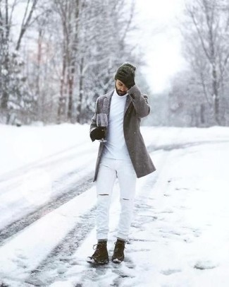 С чем носить серое пальто в 30 лет мужчине в стиле кэжуал: В сером пальто и белых рваных джинсах можно пойти на встречу в непринужденной атмосфере или провести выходной, когда в планах поход в кино или суши-бар. Если ты предпочитаешь смелые решения в своих луках, дополни этот темно-коричневыми замшевыми повседневными ботинками.