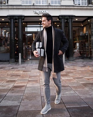 С чем носить темно-серые джинсы в 20 лет мужчине в холод: Темно-серое длинное пальто и темно-серые джинсы — прекрасный вариант для рабочего ансамбля на каждый день. И почему бы не привнести в повседневный лук толику изысканности с помощью серых замшевых ботинок челси?