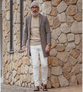 Какие длинные пальто носить с белыми джинсами за 50 лет: Согласись, дуэт длинного пальто и белых джинсов выглядит очень выигрышно? Любишь эксперименты? Дополни ансамбль коричневыми кожаными лоферами.