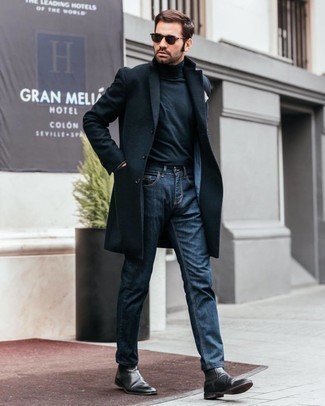 Как носить темно-синие джинсы с черными кожаными ботинками челси мужчине осень: Темно-синее длинное пальто и темно-синие джинсы — классное решение для свидания или похода в паб с коллегами. Этот образ получит свежее прочтение в тандеме с черными кожаными ботинками челси. Разве это не суперское решение для прохладной погоды?