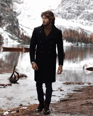 Модный лук: черное длинное пальто, коричневая водолазка, черные джинсы, темно-коричневые кожаные повседневные ботинки