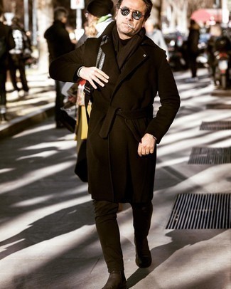 С чем носить черные замшевые ботинки мужчине: Сочетание черного длинного пальто и черных джинсов поможет реализовать в твоем ансамбле городской стиль современного мужчины. Черные замшевые ботинки органично впишутся в ансамбль.