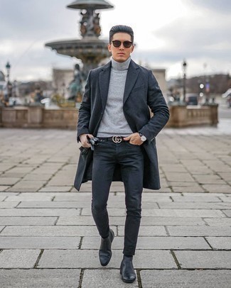 Как носить серую водолазку с черными джинсами в 20 лет мужчине: Если ты любишь одеваться стильно, и при этом чувствовать себя комфортно и уверенно, попробуй это сочетание серой водолазки и черных джинсов. Любители экспериментировать могут завершить лук черными кожаными ботинками челси, тем самым добавив в него немного изысканности.