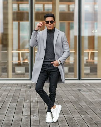 Как носить длинное пальто с джинсами в 20 лет в теплую погоду: Любишь выглядеть престижно? Тогда лук из длинного пальто и джинсов - это то, что тебе нужно. Этот лук выигрышно дополнят белые кожаные низкие кеды.