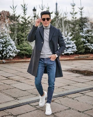С чем носить синие джинсы в 30 лет мужчине в прохладную погоду в стиле смарт-кэжуал: Если ты из той когорты молодых людей, которые любят одеваться модно, тебе понравится образ из темно-серого длинного пальто и синих джинсов. Дополни образ белыми кожаными низкими кедами, если не хочешь, чтобы он получился слишком отполированным.