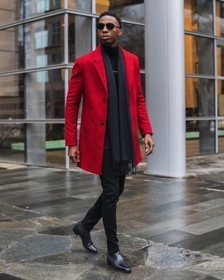 С чем носить черные джинсы мужчине в прохладную погоду: Красное длинное пальто в паре с черными джинсами — чудесный пример привлекательного офисного стиля для молодых людей. Любители модных экспериментов могут завершить лук черными кожаными ботинками челси, тем самым добавив в него чуточку элегантности.
