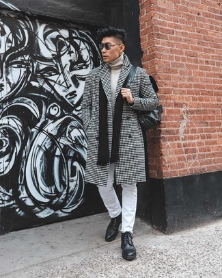 С чем носить черное длинное пальто в 30 лет в прохладную погоду в стиле смарт-кэжуал: Если ты приписываешь себя к той немногочисленной категории джентльменов, неплохо ориентирующихся в трендах, тебе придется по душе лук из черного длинного пальто и белых джинсов. Черные кожаные повседневные ботинки — отличный вариант, чтобы завершить лук.