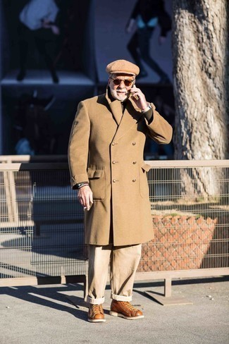 С чем носить светло-коричневую кепку мужчине в прохладную погоду в стиле смарт-кэжуал: Сочетание светло-коричневого длинного пальто и светло-коричневой кепки - очень практично, и поэтому идеально для повседневой носки. Такой лук легко получает свежее прочтение в паре с табачными кожаными повседневными ботинками.