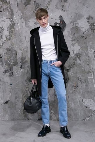 С чем носить голубые джинсы подросткам мужчине в холод: Черное длинное пальто и голубые джинсы — образ, который будет неминуемо притягивать дамские взоры. Почему бы не привнести в повседневный образ чуточку изысканности с помощью черных кожаных туфель дерби?