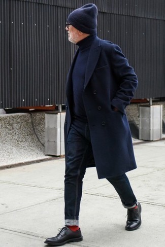 Какие длинные пальто носить с темно-синими джинсами за 50 лет в холод в стиле смарт-кэжуал: Ансамбль из длинного пальто и темно-синих джинсов позволит создать элегантный и современный мужской ансамбль. Хотел бы привнести в этот образ нотку изысканности? Тогда в качестве дополнения к этому ансамблю, выбери черные кожаные туфли дерби.