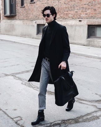 С чем носить темно-серые джинсы мужчине в прохладную погоду: Черное длинное пальто и темно-серые джинсы — обязательные предметы в гардеробе мужчин с хорошим чувством стиля. Хочешь привнести в этот наряд нотку классики? Тогда в качестве обуви к этому образу, выбирай черные кожаные ботинки челси.