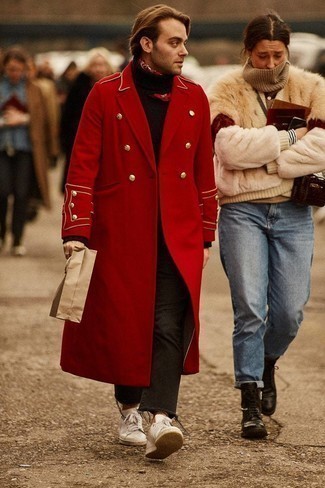 С чем носить красную бандану в 30 лет мужчине в прохладную погоду: Если в одежде ты ценишь комфорт и функциональность, красное длинное пальто и красная бандана — прекрасный вариант для модного мужского лука на каждый день. Пара белых кожаных низких кед свяжет образ воедино.