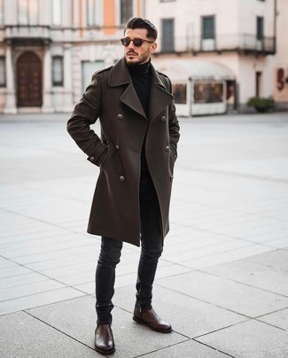 Какие водолазки носить с темно-коричневым длинным пальто в 30 лет: Если ты принадлежишь к той категории джентльменов, которые разбираются в моде, тебе придется по душе тандем темно-коричневого длинного пальто и водолазки. Завершив образ темно-коричневыми кожаными ботинками челси, можно привнести в него немного привлекательного консерватизма.