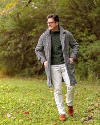 Какие лоферы носить с серым длинным пальто в 30 лет: Серое длинное пальто в паре с белыми джинсами — отличный офисный вариант для джентльменов. Думаешь сделать образ немного элегантнее? Тогда в качестве дополнения к этому образу, выбери лоферы.