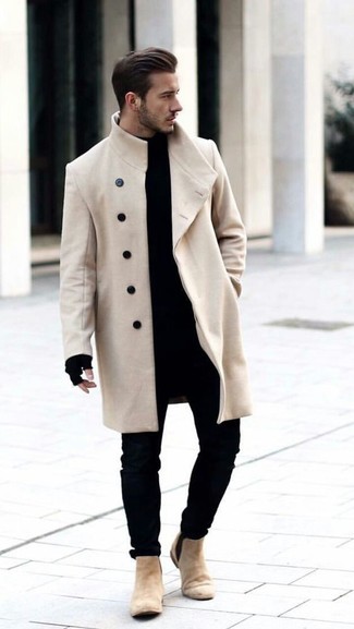 Какие ботинки челси носить с светло-коричневым длинным пальто в 30 лет в теплую погоду в стиле смарт-кэжуал: Светло-коричневое длинное пальто и черные зауженные джинсы — необходимые вещи в гардеробе парней с превосходным вкусом в одежде. Завершив лук ботинками челси, ты привнесешь в него классическую нотку.