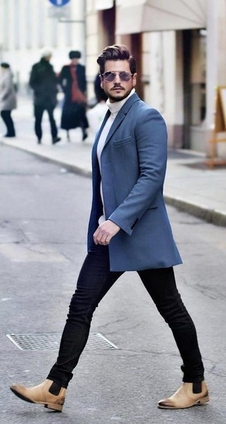 С чем носить светло-коричневые кожаные ботинки челси в 30 лет мужчине в прохладную погоду: Если ты любишь одеваться по моде, и при этом чувствовать себя комфортно и уверенно, тебе стоит попробовать это сочетание синего длинного пальто и черных зауженных джинсов. Думаешь сделать образ немного строже? Тогда в качестве дополнения к этому образу, выбери светло-коричневые кожаные ботинки челси.