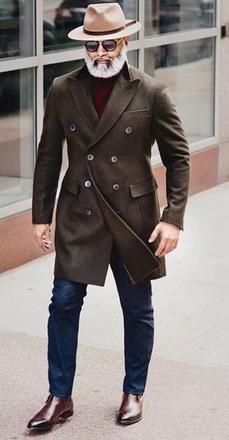 Как носить темно-коричневое длинное пальто с темно-синими джинсами: Если превыше всего ты ценишь удобство и функциональность, тебе понравится такое сочетание темно-коричневого длинного пальто и темно-синих джинсов. Уравновесить лук и добавить в него немного классики позволят темно-коричневые кожаные ботинки челси.
