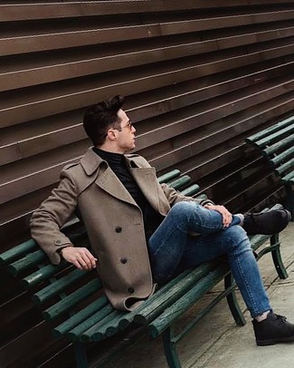 Как носить зауженные джинсы с длинным пальто в 30 лет в прохладную погоду: Длинное пальто и зауженные джинсы — прекрасный вариант для расслабленного, но стильного мужского ансамбля. Очень недурно здесь будут выглядеть черные замшевые ботинки дезерты.