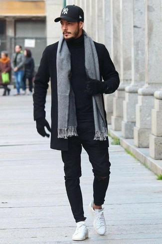 Модный лук: черное длинное пальто, черная водолазка, черные рваные зауженные джинсы, белые кожаные низкие кеды