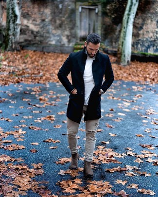 Какие ботинки челси носить с серыми зауженными джинсами мужчине: Черное длинное пальто и серые зауженные джинсы — идеальный вариант для барного тура или похода в кино. Теперь почему бы не добавить в повседневный образ чуточку изысканности с помощью ботинок челси?