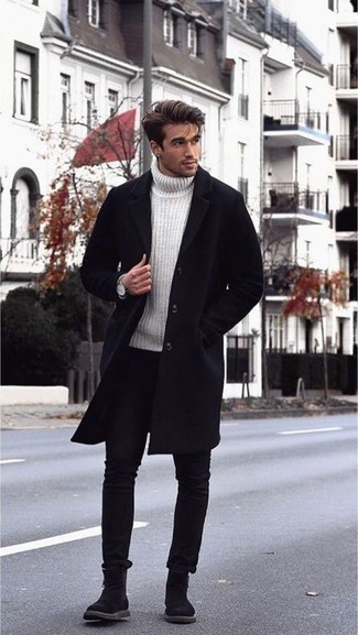 С чем носить темно-серые носки в 20 лет мужчине в холод в стиле смарт-кэжуал: Черное длинное пальто и темно-серые носки — замечательная формула для воплощения приятного и простого ансамбля. Уравновесить лук и добавить в него чуточку классики позволят черные замшевые ботинки челси.