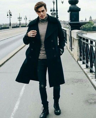 Какие повседневные ботинки носить с темно-синими джинсами в 20 лет мужчине в прохладную погоду: Черное длинное пальто и темно-синие джинсы — идеальный лук, если ты ищешь непринужденный, но в то же время модный мужской лук. Вкупе с этим ансамблем великолепно будут смотреться повседневные ботинки.