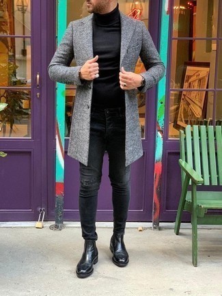 Как носить темно-серое длинное пальто с серыми рваными зауженными джинсами в 30 лет: Темно-серое длинное пальто и серые рваные зауженные джинсы прочно закрепились в гардеробе многих мужчин, помогая создавать незаезженные и стильные образы. Разбавить лук и добавить в него толику классики позволят черные кожаные ботинки челси.