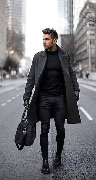С чем носить темно-серое длинное пальто в 30 лет осень: Темно-серое длинное пальто и черные зауженные джинсы прекрасно подходят для создания городского ансамбля как для будничных, так и для выходных дней. Любители свежих идей могут дополнить лук черными кожаными ботинками челси, тем самым добавив в него немного утонченности. Вне всякого сомнения, такое сочетание будет смотреться великолепно осенью, когда погода станет менее ласковой.