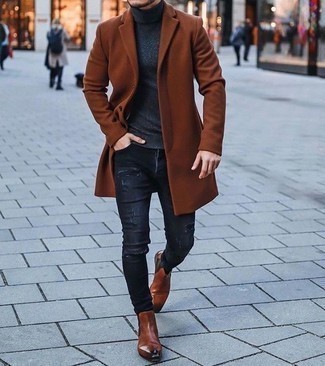 Какие ботинки челси носить с серыми джинсами мужчине в прохладную погоду: Сочетание табачного длинного пальто и серых джинсов — хороший пример современного городского стиля. Сбалансировать лук и добавить в него чуточку классики позволят ботинки челси.