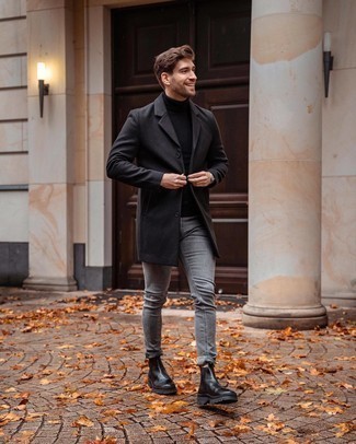 Какие зауженные джинсы носить с темно-серым длинным пальто осень: Темно-серое длинное пальто и зауженные джинсы — идеальный выбор, если ты ищешь раскованный, но в то же время модный мужской образ. Почему бы не привнести в этот ансамбль на каждый день чуточку консерватизма с помощью черных кожаных ботинок челси? Разве это не крутое сочетание для межсезонного периода, когда погода станет менее благоприятной?