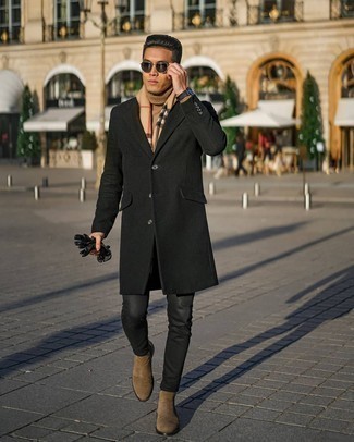 Как носить черное длинное пальто с коричневыми замшевыми ботинками челси: Черное длинное пальто и черные зауженные джинсы — хороший ансамбль, если ты ищешь раскованный, но в то же время модный мужской ансамбль. Хотел бы сделать лук немного строже? Тогда в качестве дополнения к этому ансамблю, стоит выбрать коричневые замшевые ботинки челси.