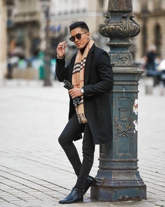 С чем носить светло-коричневый шарф в шотландскую клетку мужчине в холод: Сочетание черного длинного пальто и светло-коричневого шарфа в шотландскую клетку - очень практично, и поэтому идеально на каждый день. Что же касается обуви, можешь отдать предпочтение классическому стилю и выбрать черные кожаные ботинки челси.