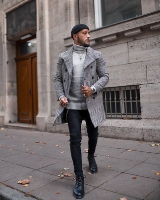 С чем носить длинное пальто в 20 лет в холод в стиле кэжуал: Если ты ценишь комфорт и функциональность, длинное пальто и черные рваные зауженные джинсы — прекрасный выбор для стильного повседневного мужского ансамбля. Любители свежих идей могут дополнить образ черными кожаными повседневными ботинками, тем самым добавив в него немного изысканности.