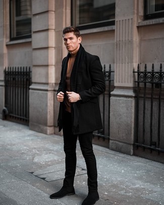 Как носить черные зауженные джинсы с черными замшевыми ботинками челси в 20 лет мужчине в стиле смарт-кэжуал: Черное длинное пальто и черные зауженные джинсы — неотъемлемые вещи в арсенале стильного жителя мегаполиса. И почему бы не привнести в повседневный образ чуточку стильной строгости с помощью черных замшевых ботинок челси?