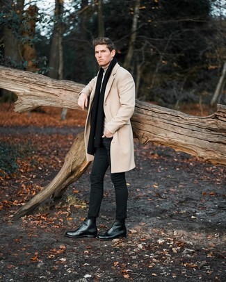 С чем носить светло-коричневое длинное пальто в 20 лет: Светло-коричневое длинное пальто выглядит стильно в паре с черными зауженными джинсами. В сочетании с этим ансамблем наиболее выгодно выглядят черные кожаные ботинки дезерты.