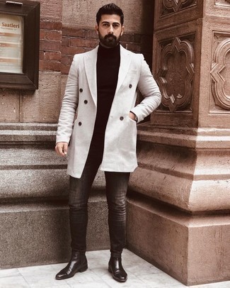 Модный лук: белое длинное пальто, черная водолазка, темно-серые зауженные джинсы, черные кожаные ботинки челси